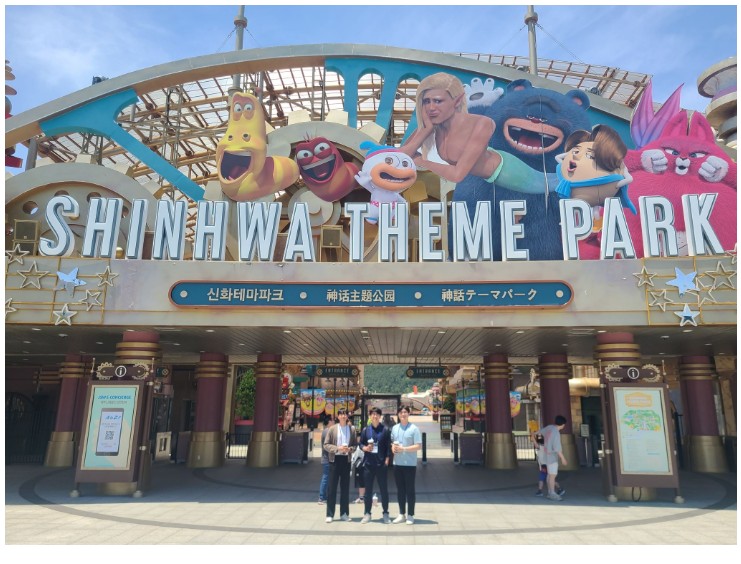 Group photo at Shinhwa Theme Park, Jeju, during the Korean Magnetics Society meeting