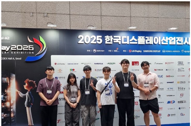 Group photo at the K-Display exhibition 2025