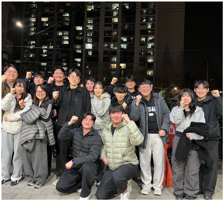 Evening group photo of lab members outdoors